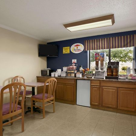 Motel Super 8 By Wyndham Saginaw Exteriér fotografie